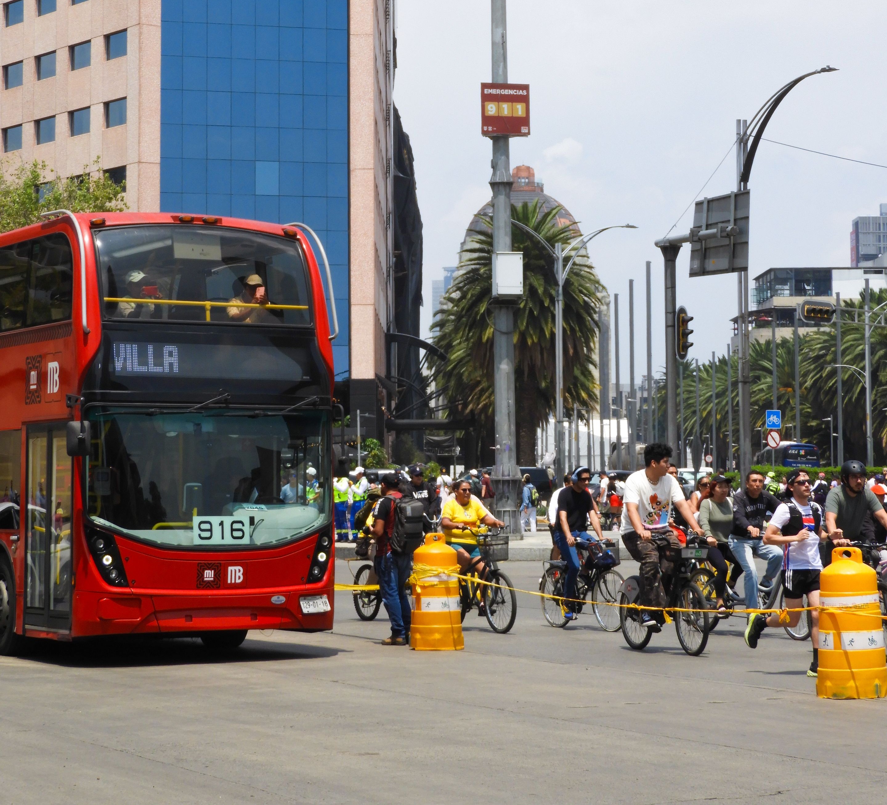 Persona desplazándose en bicicleta por la ciudad